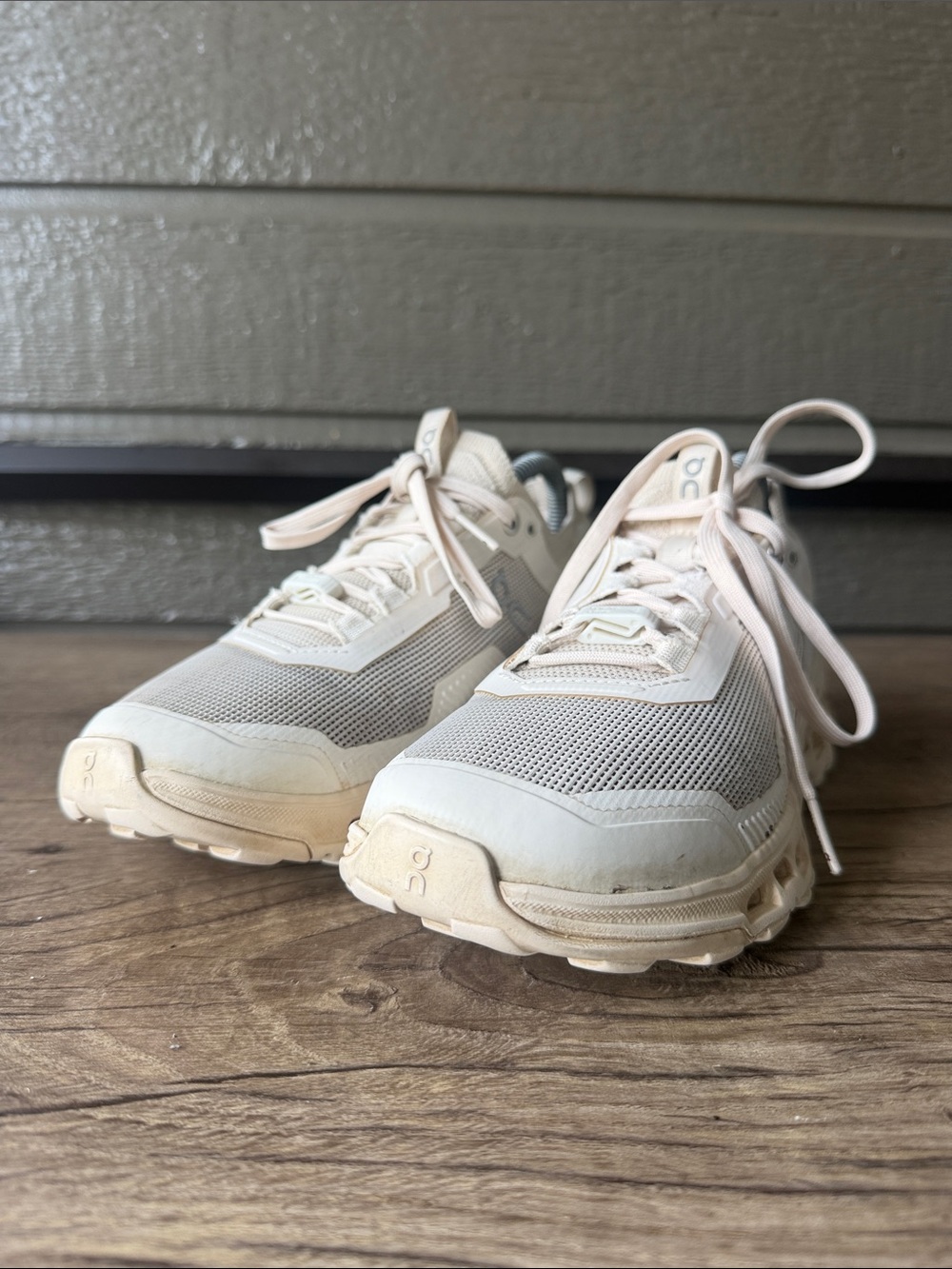 On Running Women’s Sneakers in Creamy Beige size W 8